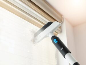 Jak skutecznie czyścić rolety materiałowe: usuwanie kurzu, plam i pielęgnacja mechanizmu