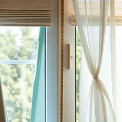 Błędy w doborze osłon okiennych: jak uniknąć problemów z pomiarem, materiałem i stylem aranżacji