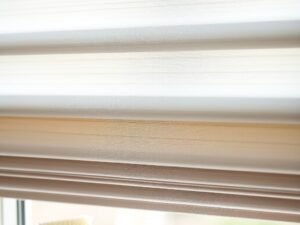 Jak czyścić plisy okienne: skuteczne metody pielęgnacji i unikanie uszkodzeń materiału